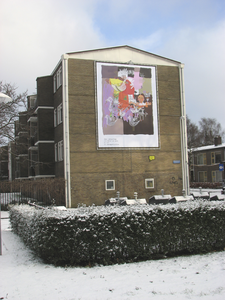 907689 Afbeelding van de nieuwe reuzebanner met een schilderij en de tekst 'Onze ontmoeting / als water en maan / zo ...